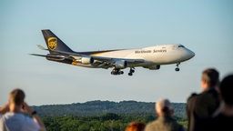 Besucherterrasse Flughafen Köln/Bonn: UPS Boeing 747 Fracht Jumbojet landet