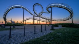 Die Skulptur Tiger and Turtle ist eine einer Achterbahn nachempfundene Landmarke auf der Heinrich-Hildebrand-Höhe im Angerpark in Duisburg-Angerhause