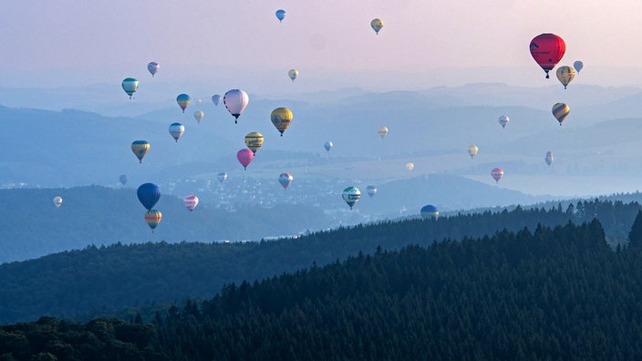 Montgolfiade in Warstein - Ballons im Abendlicht