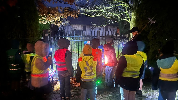 Eine Schulklasse bei einem Nachtwächterrundgang in Laer