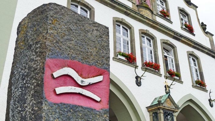 Rothaarsteig: Wegmarkierung, im Hintergrund das Rathaus in Brilon