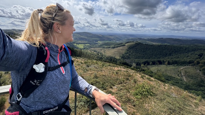 Rothaarsteig: WDR 2 Reporterin Anita Horn auf dem Gillerbergturm