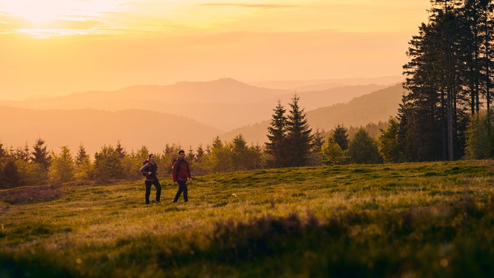 Rothaarsteig: Wanderer im Abendlicht