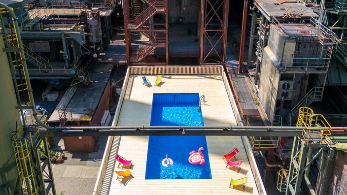 Das Werksschwimmbad auf Zollverein in der alten Industriekulisse, von oben fotografiert