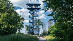 Der 22 Meter hohe Aussichtsturm Wolfssee, von dem man die Sechs-Seen-Platte überblicken kann
