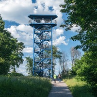 Der 22 Meter hohe Aussichtsturm Wolfssee, von dem man die Sechs-Seen-Platte überblicken kann