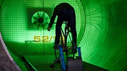 Deutsches Sport & Olympia Museum: Radfahrer im Windkanal