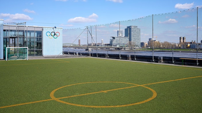 Deutsches Sport & Olympia Museum Köln: Sportplatz auf dem Museumsdach