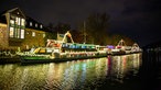 "Schiffsweihnacht Mülheim": Weihnachtlich geschmückte und beleuchtete Schiffe der Weißen Flotte an der Anlegestelle Schleuseninsel