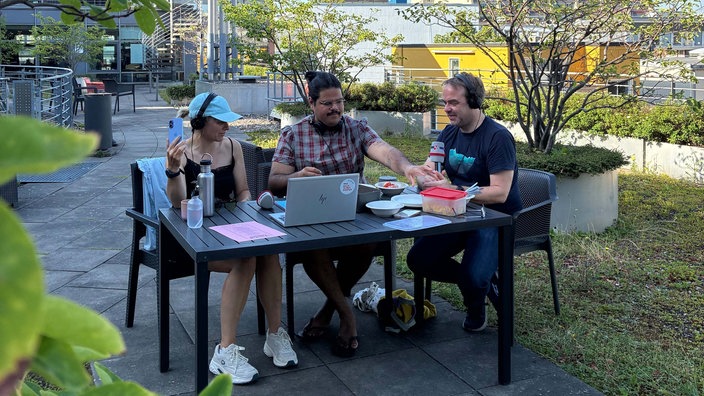 Tay Solorzano serviert Sabine Heinrich und Fabian Raphael Ceviche auf der Dachterrasse