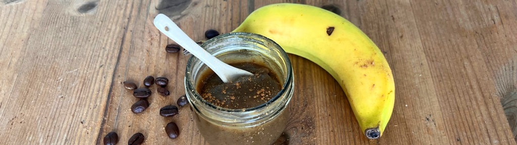 Bananensirup in einem Glas auf einem Holztisch