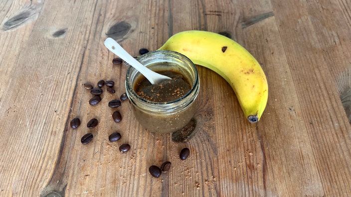 Bananensirup in einem Glas auf einem Holztisch