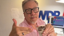 WDR 2 Moderator Jan Malte Andresen probiert die Overnight Oats mit Cookie Dough