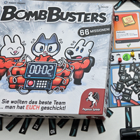 Die Spieleschachte von Bomb Busters auf dem Spielbrett mit Zünder, daneben ein Kartenhalter, der verschiedene Kabel mit Zahlenwerten zeigt