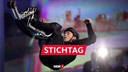 Der Wettkandidat Samuel Koch während der ZDF-Show "Wetten, dass..?" im ersten Versuch erfolgreich über einen fahrenden Pkw. (Archivbild vom 04.12.2010)