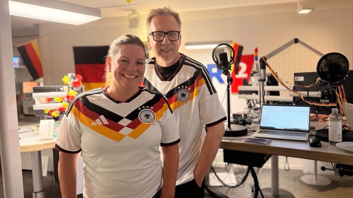 Conny Raupold und Jan Malte Andresen stehen in WM-Trikots im WDR 2 Studio