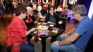 Menschen spielen "Mensch ärgere Dich nicht" am Rande der WDR 2 Hausparty in Siegburg