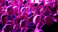 Menschen feiern bei der WDR 2 Hausparty in Siegburg