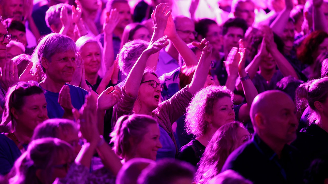Menschen feiern bei der WDR 2 Hausparty in Siegburg