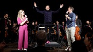 Michelle Fausten und Marco Schreyl stellen dem Publikum David Brophy vor