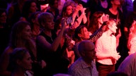 Menschen feiern bei der WDR 2 Hausparty in Siegburg