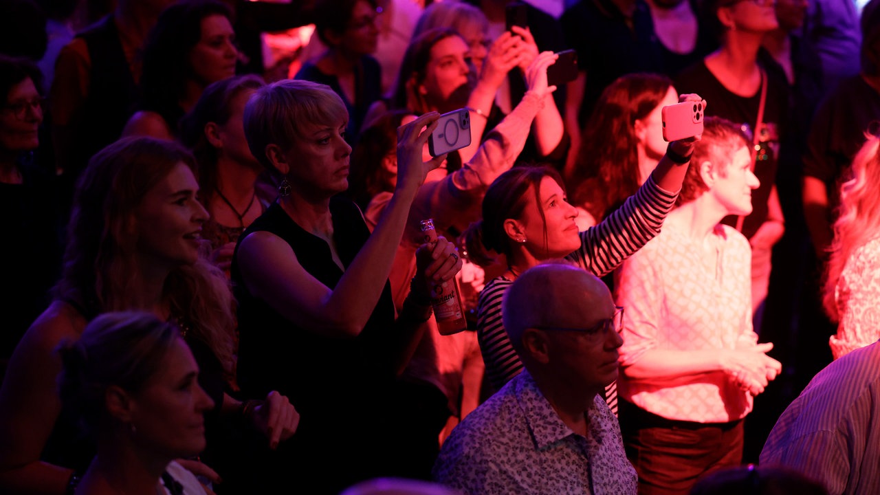 Menschen feiern bei der WDR 2 Hausparty in Siegburg