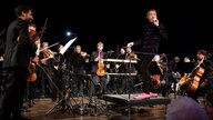 David Brophy strägt stylische pinke Schuhe