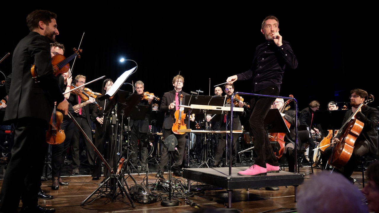 David Brophy strägt stylische pinke Schuhe