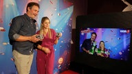 Marco Schreyl und Michelle Fausten testen die WDR 2 Fotobox bei der Hausparty in Siegburg