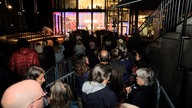 Lange Schlange vor dem Rhein Sieg Forum bei der WDR 2 Hausparty in Siegburg