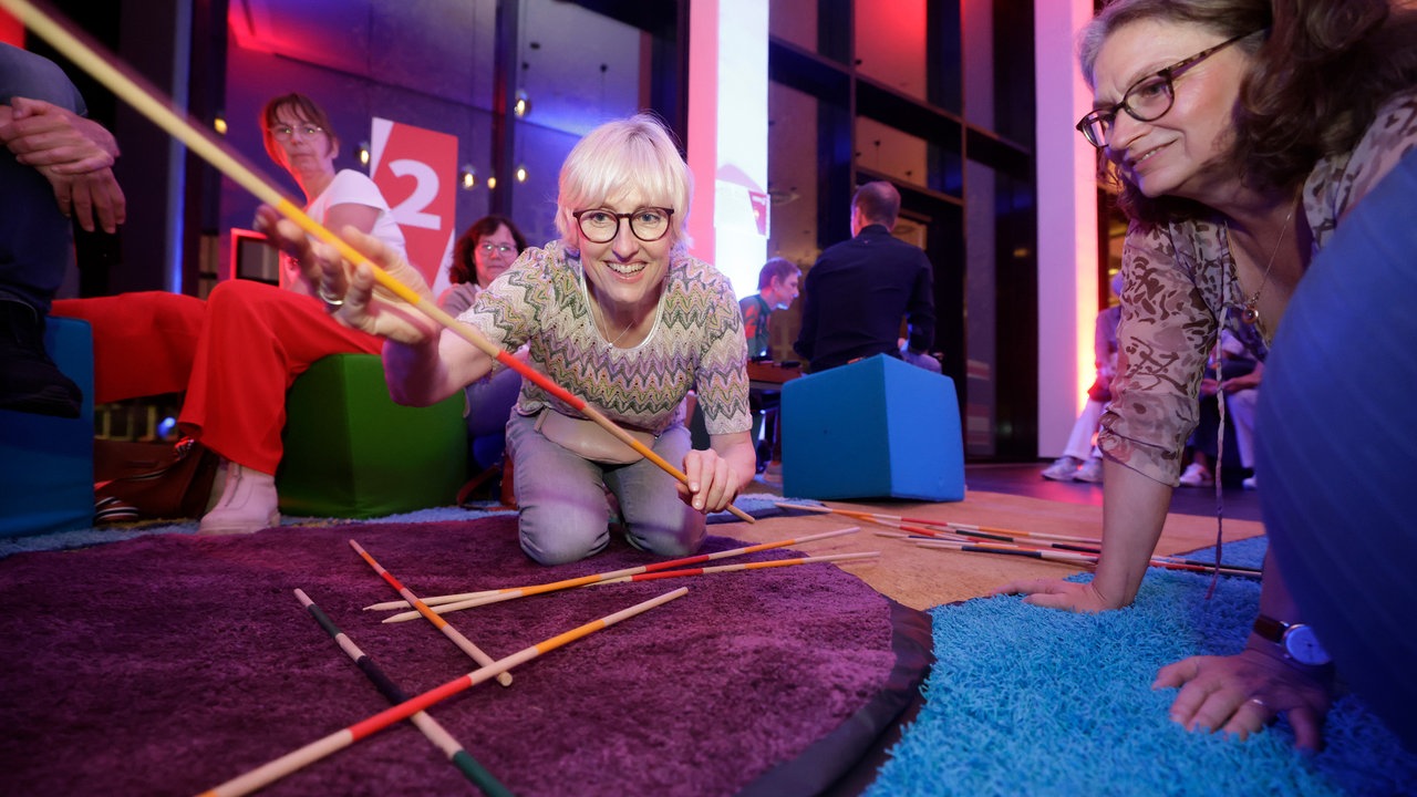 Menschen spielen Mikado bei der WDR 2 Hausparty in Siegburg