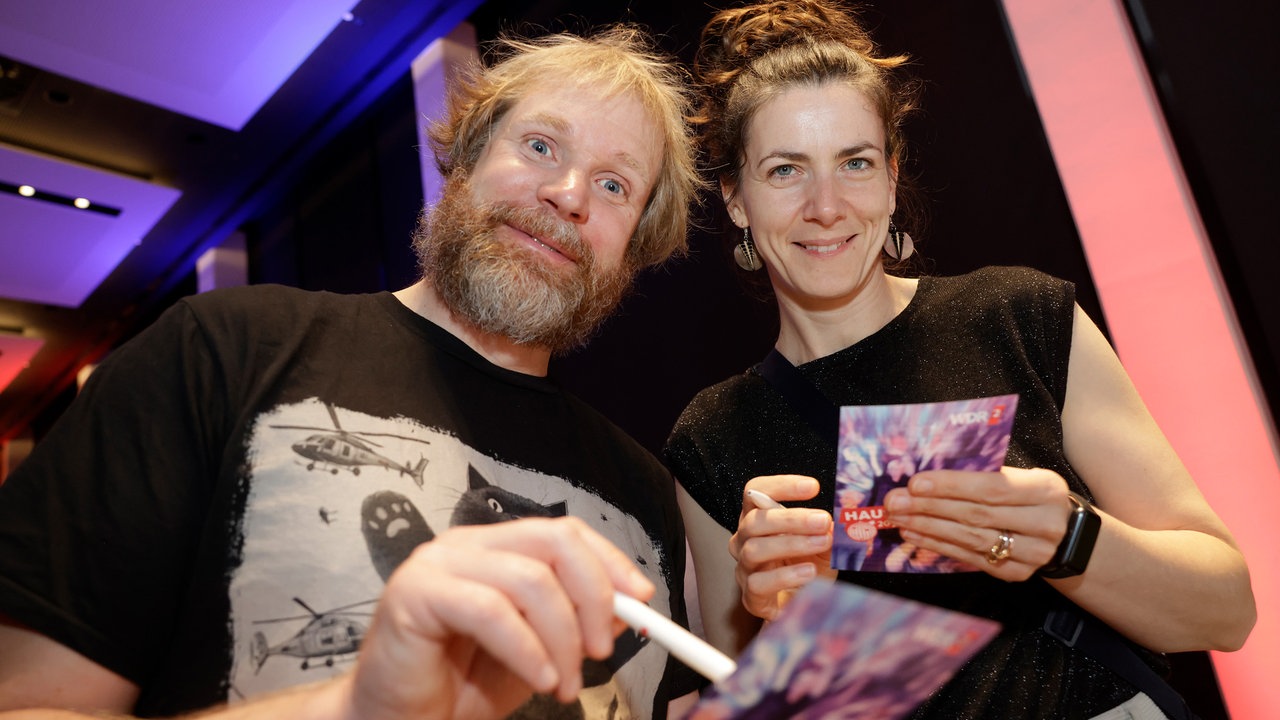 Zwei Menschen beim Quizkarten ausfüllen auf der WDR 2 Hausparty in Siegburg