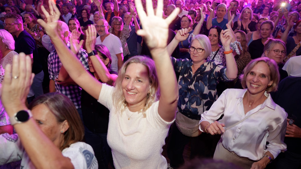 Menschen feiern bei der WDR 2 Hausparty in Siegburg