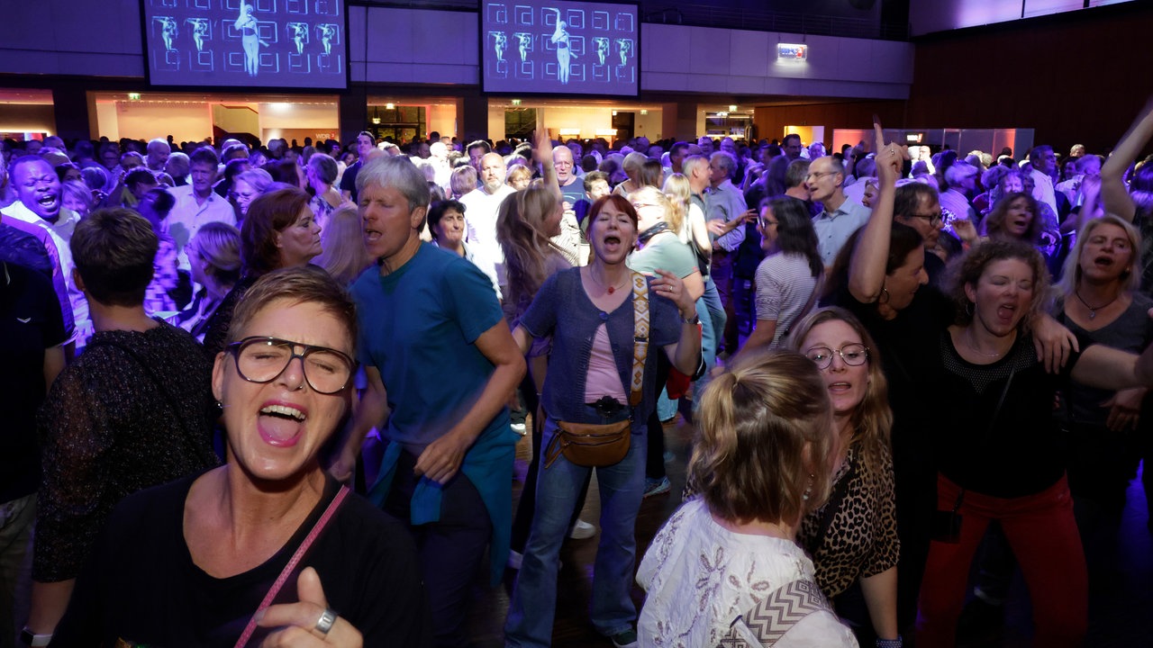 Menschen feiern bei der WDR 2 Hausparty in Siegburg