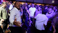 Menschen feiern bei der WDR 2 Hausparty in Siegburg