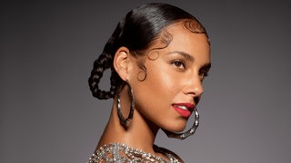 Alicia Keys wird lächelnd in ihrem seitlichen Profil gezeigt.