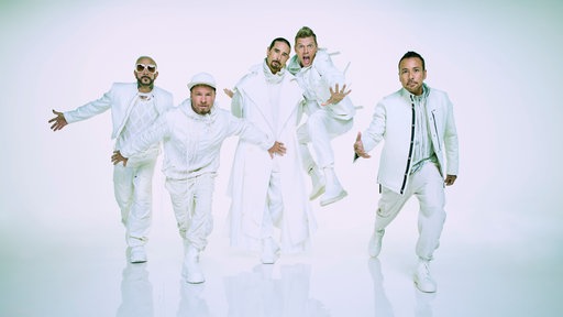 Die fünf Backstreet Boys posieren in komplett weisser Montur