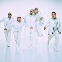 Die fünf Backstreet Boys posieren in komplett weisser Montur