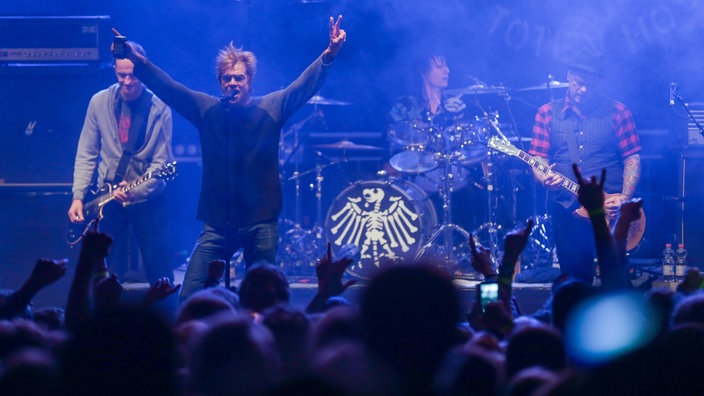 Die Toten Hosen stehen bei einem Konzert auf der Bühne