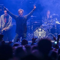 Die Toten Hosen stehen bei einem Konzert auf der Bühne