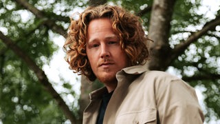 Michael Schulte steht im Wald. 