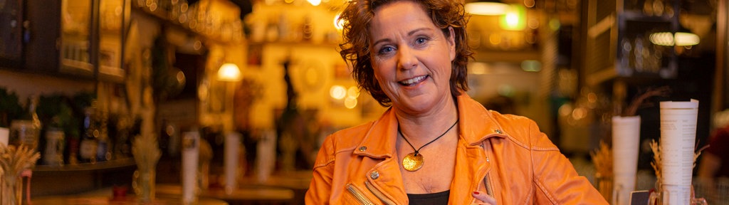 Steffi Neu strahlt für das Kneipenquiz vor der Kamera
