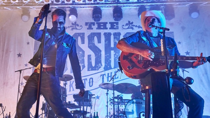 The BossHoss stehen auf einer Bühne