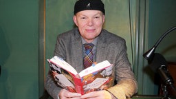 Autor Hektor Haarkötter bei der Vorstellung von seinem Buch Küssen im Cohen's Club the booksoiree im Renaissance Theater in Berlin Charlottenburg am 07.02.2024.