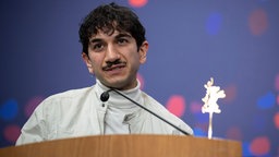 Regisseur und Drehbuchautor Faraz Shariat nach der Auszeichnung seines Spilfilms "Staatsschutz" durch den Heiner Carow Preis am 21.02.2026 bei den 76. Internationalen Filmfestspielen Berlin
