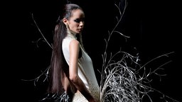 Ein Model läuft am 7. Juli 2026 in Paris (Frankreich) während der Haute-Couture-Show von Stéphane Rolland für den Herbst/Winter 2026/2027 im Rahmen der Paris Fashion Week über den Laufsteg.