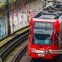 Bahn der Linie 9 an der Haltestelle Deutzer Freiheit, an die Wänden des Bahnschachts sind Graffitis gesprüht.
