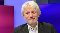 Jürgen Becker zu Gast bei maischberger am 11.02.2025.