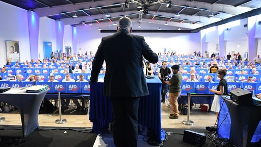 Esser spricht auf einer Bühne im  im Eventzentrum.NRW in Marl am 11.07.2026 über die Listenaufstellung der AfD NRW.
