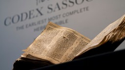 Eine aufgeschlagenes, leicht vergilbtes, welliges Manuskript, das sogenannte "Codex Sassoon" bei der Vorstellung zur Versteigerung.